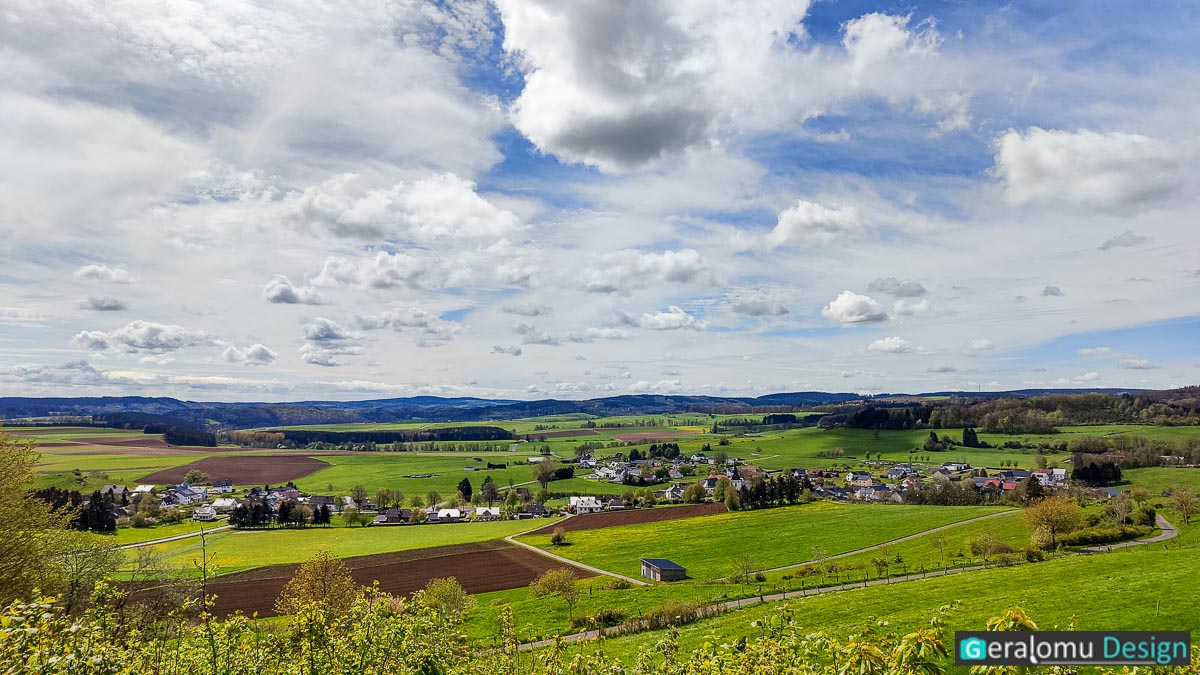 Dieses Panoramafoto zeigt den Ort Steffeln aus dem Vulkaneifelkreis Daun in seiner Vulkaneifellandschaft.